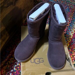 SALE FIRM❗️❗️❗️UGG CLASSIC SHORT BOOTS IN PORT -real shearling! SIZE 6